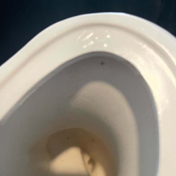 Beautiful Porcelain Seated Madonna with Baby Jesus. 9” high 8.5” at the widest - Picture 8 of 12